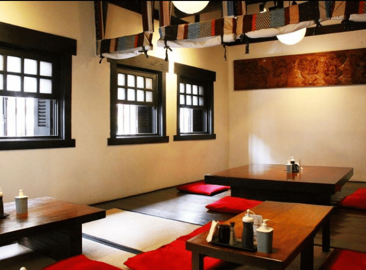 Salão do Kidoairaku Japanese Cuisine no bairro da Liberdade